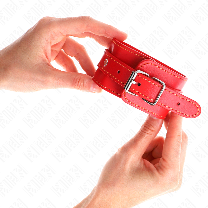 Menotte en cuir rouge à boucle et rivets tenue à deux mains, sangle perforée visible, kit d'attache de bondage coloré pour jeux de soumission à deux