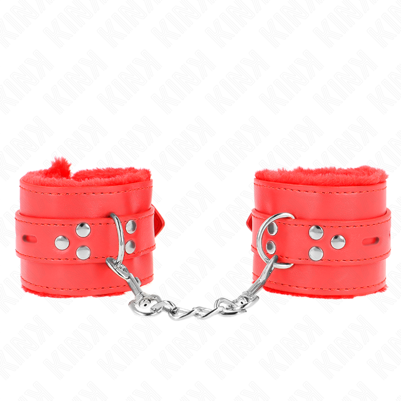 Paire de manchettes de poignets rouges bordees de fourrure assortie, reliees par une chaine argentee, posees a plat sur fond blanc, entrave BDSM moelleuse.