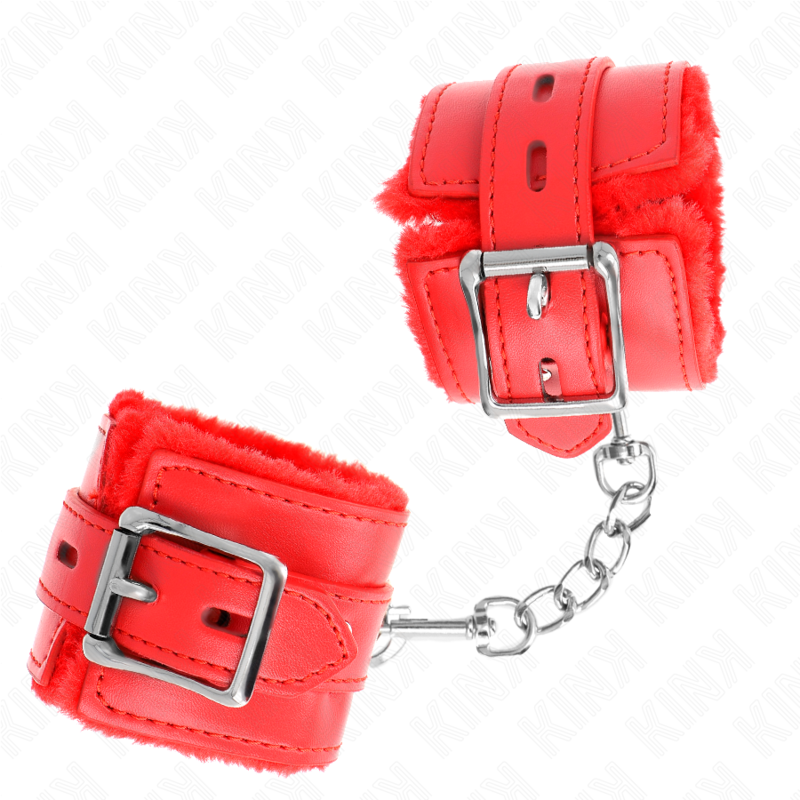 Gros plan sur deux manchettes de poignets rouges a doublure fourrure, boucles argentees et chaine de liaison, detail du rembourrage de cet accessoire de contention.