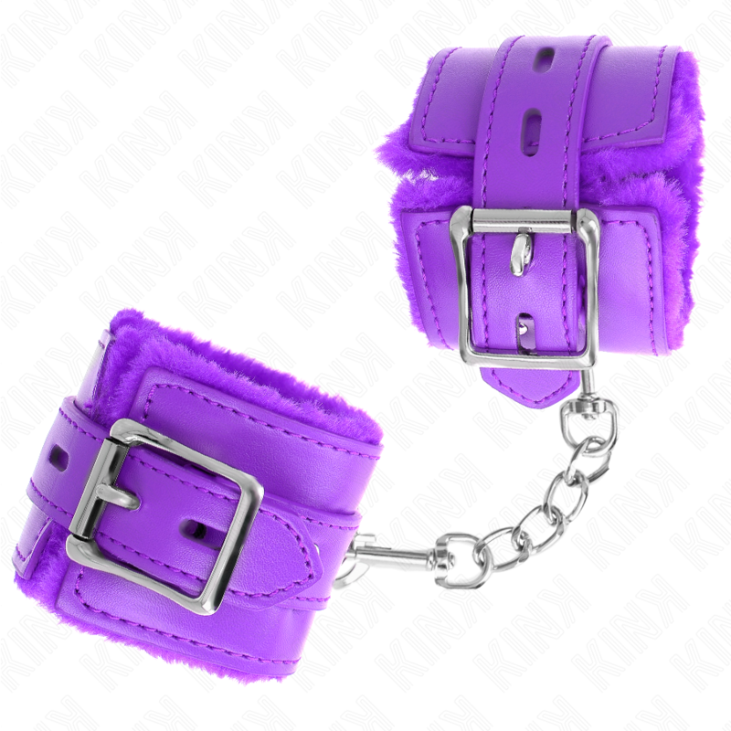 Gros plan d'une manchette de poignet violette a doublure fourrure, boucle argentee et chaine apparentes, detail du rembourrage moelleux d'un accessoire de bondage.