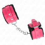 Menottes de poignets en cuir rose et noir a boucles et chaine argentees etalees : accessoire de contention BDSM coquin et coloré pour le jeu de couple.