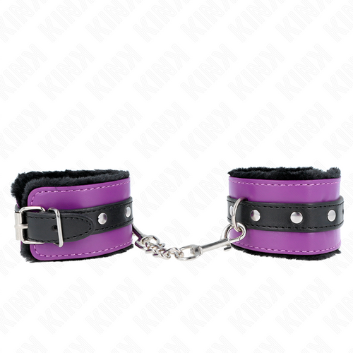 Paire de menottes en cuir violet doublées de fourrure noire reliées par une chaîne argentée, posées à plat, kit d'attache moelleux pour jeux de soumission