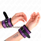 Poignets entravés par des menottes en cuir violet doublées de fourrure noire, reliées par une chaîne, kit d'attache de bondage doux et confortable pour la soumission