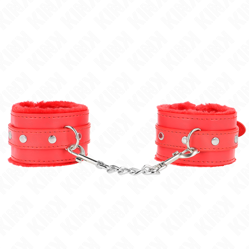 Paire de menottes de poignets rouge doublees de fourrure a anneaux en D reliees par une chaine, fond blanc : accessoire de contention chaleureux pour le BDSM soft.