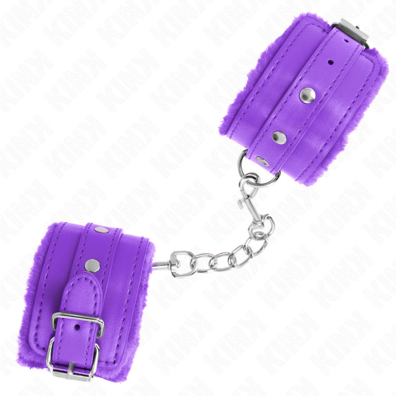 Menottes de poignets en cuir violet bordees de fourrure a boucle et chaine argentees etalees : accessoire de contention doux et colore pour le BDSM soft.