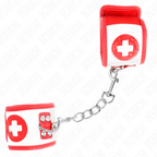 Gros plan de menottes de poignets blanc et rouge a motif croix et chaine metallique : accessoire de contention sur le theme medical pour les jeux de role coquins.