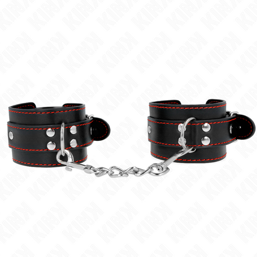 Paire de menottes en cuir noir à surpiqûres rouges reliées par une chaîne argentée, posées à plat, kit d'attache de contention au style fétiche soigné