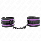 Paire de manchettes de poignets noires a liseré violet reliees par chaine noire, posees sur fond blanc, accessoire de soumission au look elegant.