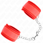 Manchettes en néoprène rouge à anneaux métalliques reliées par une chaîne, vue d'angle sur fond blanc, accessoire de contention souple et coloré pour le bondage.