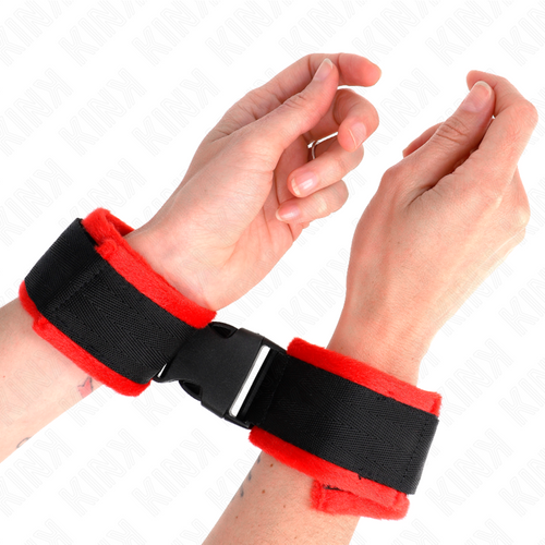 Mains aux poignets entravés par une menotte néoprène noire bordée de rouge à fermeture à clip, kit d'attache souple et confortable pour jeux de soumission