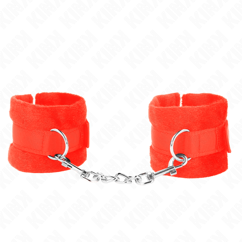 Paire de manchettes en fourrure rouge reliées par une chaîne argentée à anneaux, vue à plat sur fond blanc, attache-poignets toute douce pour jeux d'attache soft.