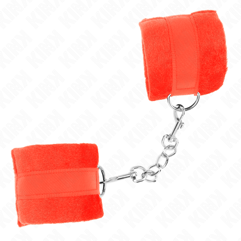 Manchettes débutant en fourrure rouge avec chaîne d'attache et anneau, vue d'angle sur fond blanc, accessoire de contention pelucheux et confortable.