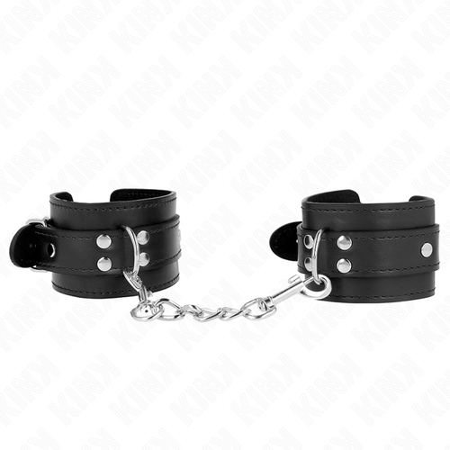 Paire de menottes en cuir noir à rivets reliées par une courte chaîne argentée, posées à plat, kit d'attache de contention pour jeux de soumission à deux