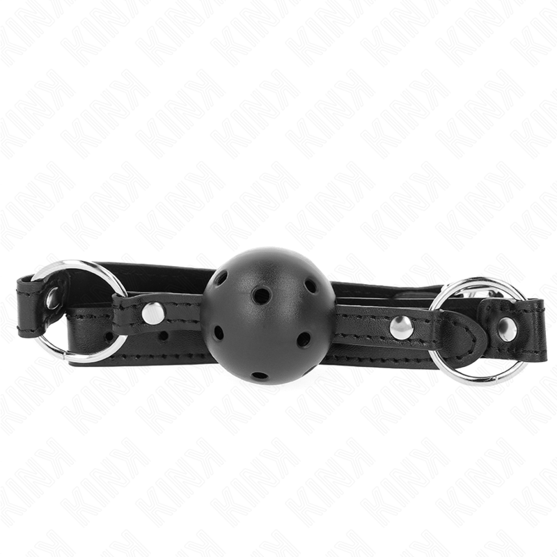 Baillon boule noire ajourée sur sangle noire a anneaux argentes, vue de face. Ball gag respirant sobre pour les jeux de domination et de soumission.