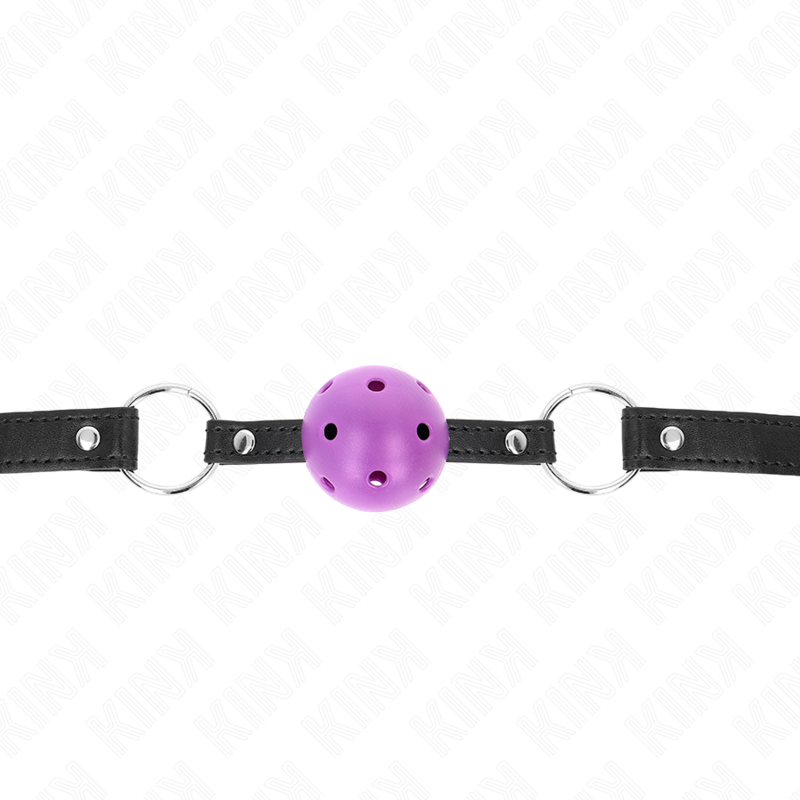 Baillon boule violette ajourée sur fine sangle noire a anneaux argentes, sangle tendue. Ball gag respirant pour un jeu de soumission discret a deux.