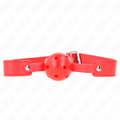 Baillon boule rouge ajourée sur fine sangle rouge a boucle metallique, vue de cote. Ball gag respirant colore pour les jeux de domination a deux.