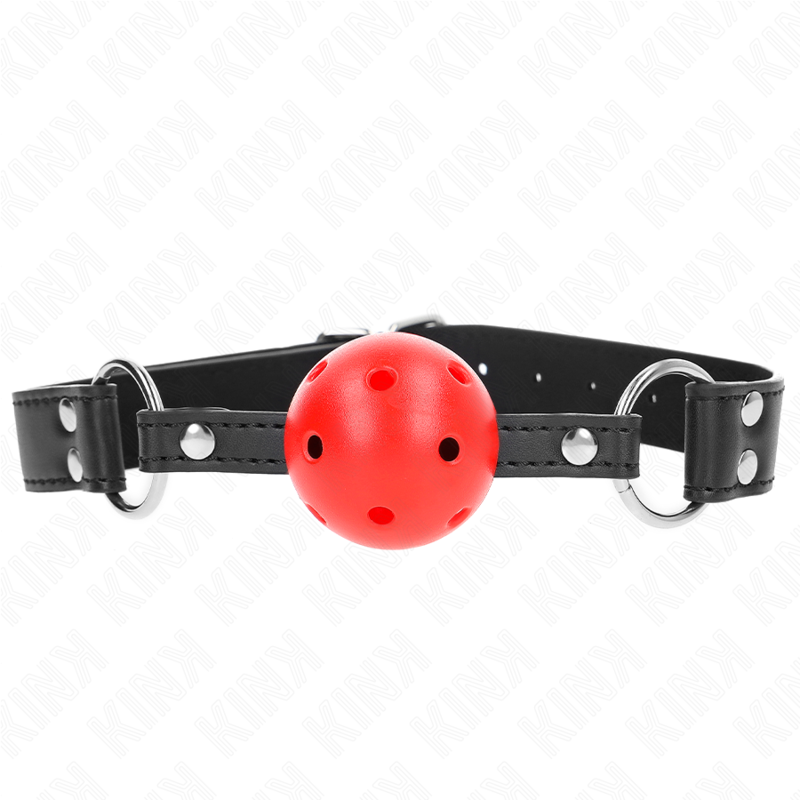 Bâillon boule rouge perforée avec sangles en cuir noir non bouclées, anneaux métalliques aux extrémités, vu à plat de face.
