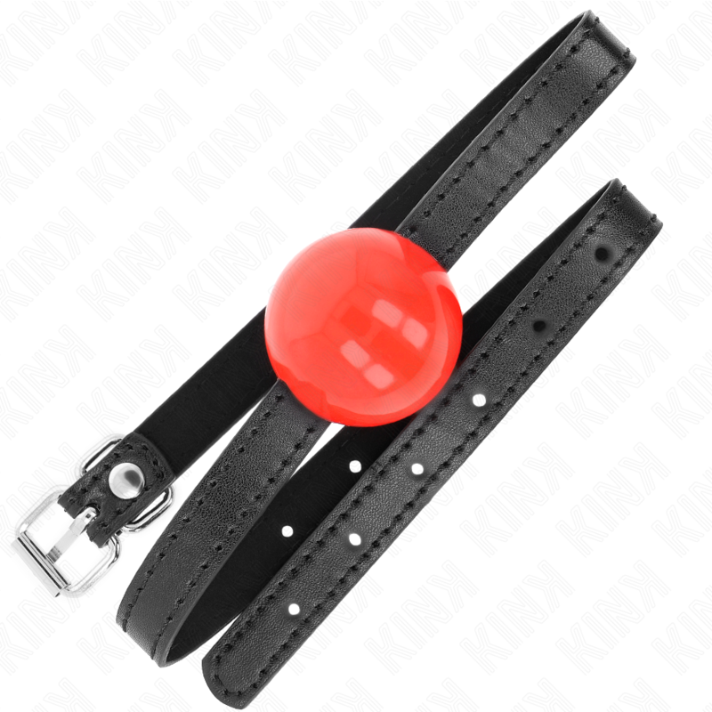 Bâillon boule rouge sur lanière perforée double à boucle à ardillon, présenté en diagonale, accessoire de soumission BDSM vif et ajustable.