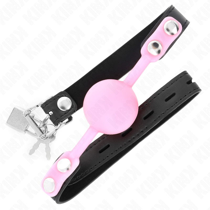 Vue de trois quarts du baillon boule rose en silicone et sa sangle reglable a boucle metallique, accessoire de soumission classique et confortable.