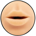 Gros plan circulaire d'une bouche realiste pulpeuse couleur chair, orifice fellation moule du masturbateur bouche en TPE souple, texture peau pour stimulation orale.