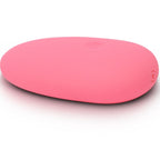 Mini galet clitoridien rose vu de profil allongé, forme ovale plate et entièrement lisse posée à plat, ombre douce portée sous le produit sur fond blanc parfaitement épuré.