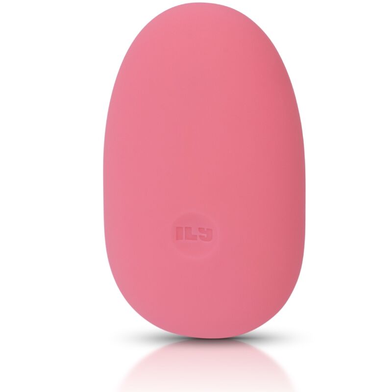 Mini vibromasseur clitoridien rose en forme de galet entièrement lisse, silhouette en goutte arrondie et petit logo discret gravé, vue de face du produit sur fond blanc parfaitement épuré.
