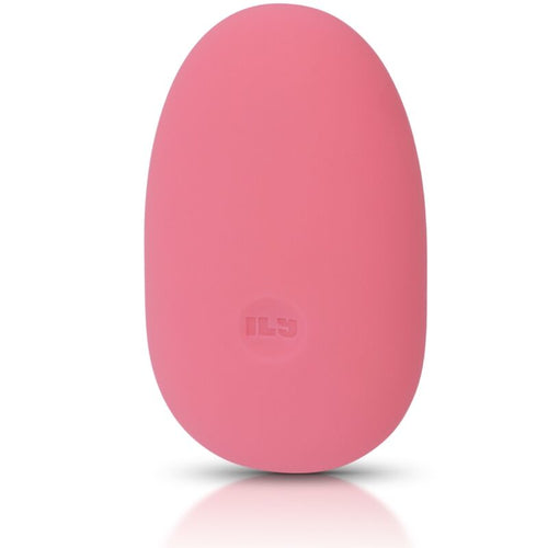 Mini vibromasseur clitoridien rose en forme de galet entièrement lisse, silhouette en goutte arrondie et petit logo discret gravé, vue de face du produit sur fond blanc parfaitement épuré.