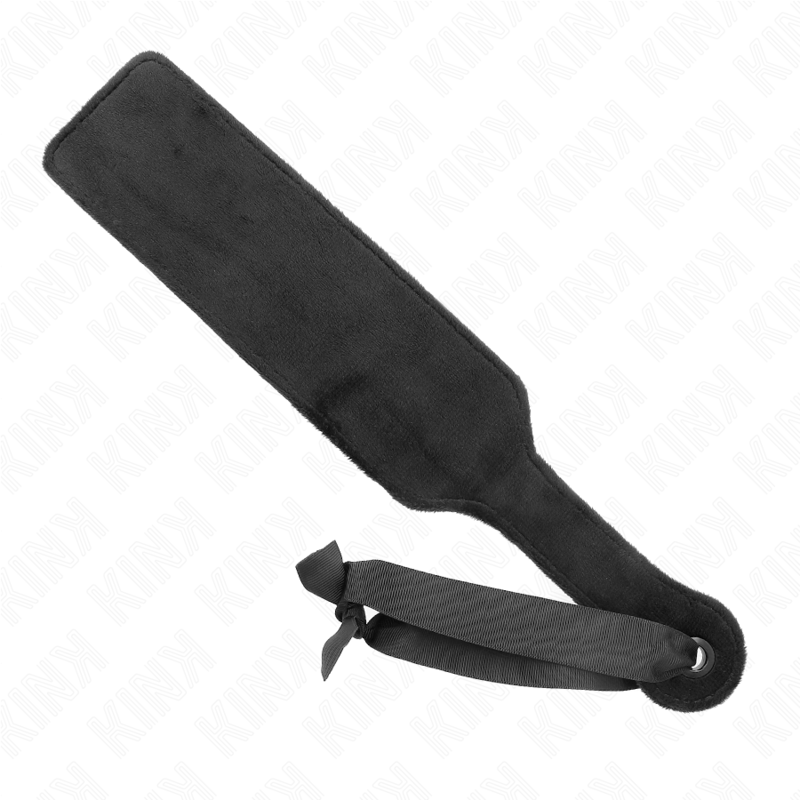 Gros plan du paddle a dentelle violette sur sa poignee et son noeud satin, surface souple pour un spanking enveloppant, esthetique fetiche assumee.