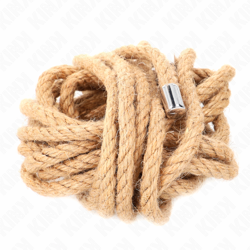 Corde de bondage en jute beige amoncelee en boucles libres, embout metallique argente visible, fibre naturelle torsadee pour les jeux de ligotage.