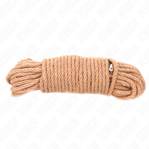 Corde de bondage en jute naturel beige enroulee, embouts metalliques argentes, posee a plat sur fond blanc pour le shibari et l'attache douce des poignets.