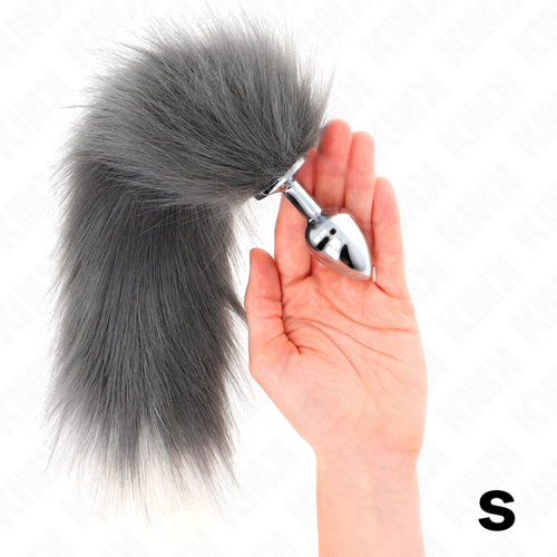 Plug queue taille S tenu en main, embout métal lisse et longue queue en fausse fourrure grise dégradée, accessoire de jeu de rôle pour costume animal