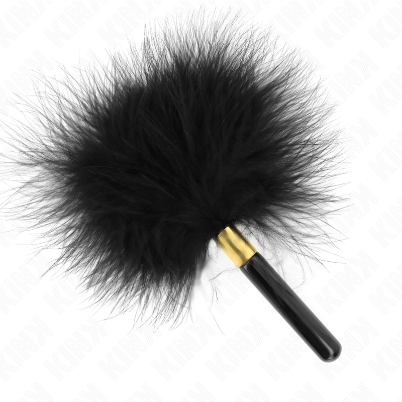 Plumeau a plumes noires sur manche noir laque a virole doree, vue de cote. Accessoire de jeux sensoriels pour effleurer la peau et faire frissonner.