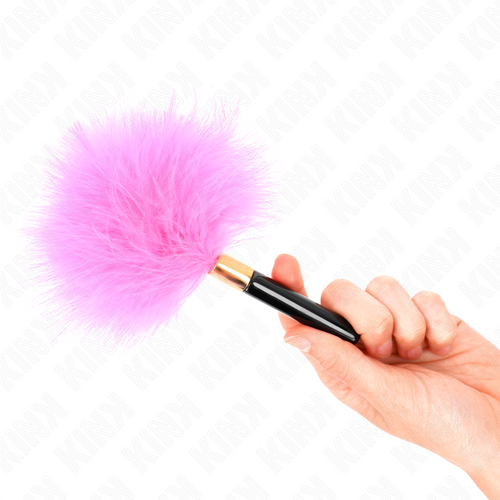 Plumeau aux plumes roses moelleuses a manche noir laque tenu en main. Accessoire sensoriel chic pour des caresses douces et taquines lors des preliminaires.