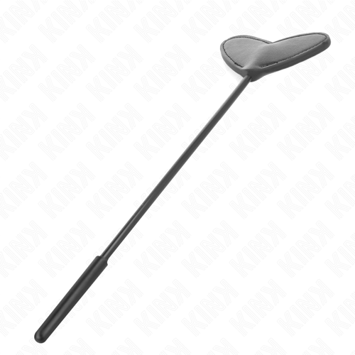Cravache de fessée à palette cœur noire en cuirette, manche flexible vu en angle, accessoire de spanking de 33 cm pour des impacts ciblés et sonores.
