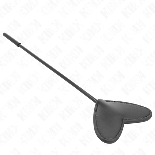 Tapette de fessée en forme de cœur en simili-cuir noir avec manche fin, vue d'ensemble, accessoire de discipline BDSM pour des claques nettes et stylées.