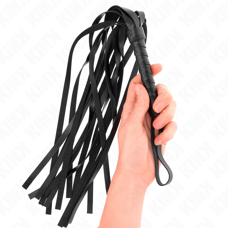 Martinet en cuir noir au manche tresse et a la dragonne, longues lanieres pendantes. Accessoire de domination souple pour des frappes modulables et caressantes.