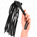 Martinet en cuir noir tenu en main a la verticale, lanieres tombantes et manche tresse. Accessoire BDSM maniable pour moduler l'impact selon l'envie du moment.