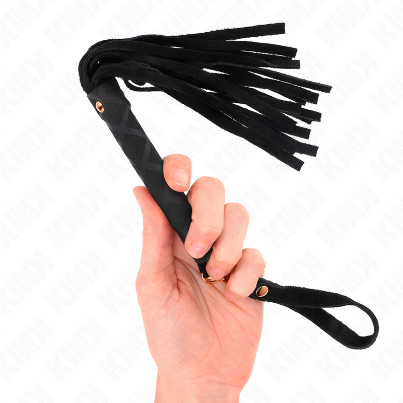 Mini martinet en daim noir à lanières et manche noir tressé vu de profil, fouet compact de 30 cm pour découvrir les jeux d'impact.