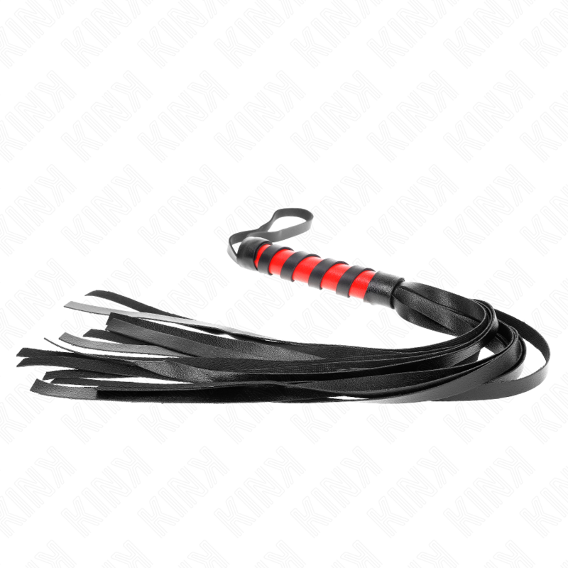Martinet de discipline en cuir noir a manche raye rouge et noir et lanieres souples, pose a plat sur fond blanc, accessoire d'impact pour jeux BDSM.