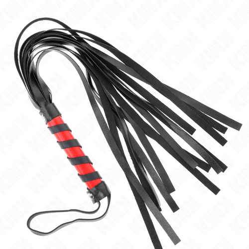 Martinet de discipline en cuir noir a manche raye rouge et noir, longues lanieres souples et dragonne, pose sur fond blanc, accessoire de flagellation BDSM.