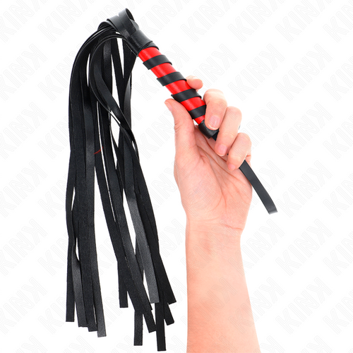 Martinet de discipline a manche raye rouge et noir tenu dans une main, lanieres en cuir noir retombant, accessoire d'impact pour jeux de domination.