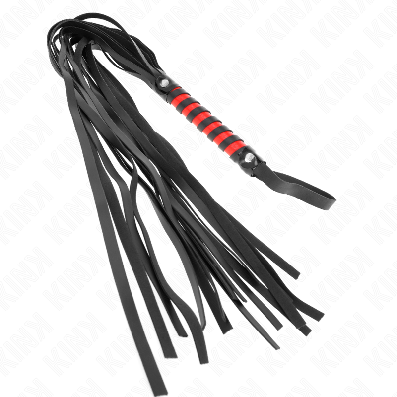 Martinet de discipline en lanieres de cuir noir au manche enrubanne de rouge, presente a plat. Accessoire BDSM souple pour des frappes modulables et sensorielles a deux.