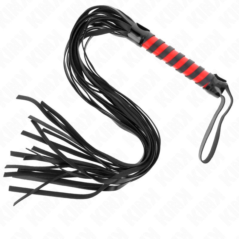 Martinet de discipline en cuir noir a manche raye rouge et noir et lanieres souples a dragonne, pose a plat sur fond blanc, accessoire de flagellation BDSM.