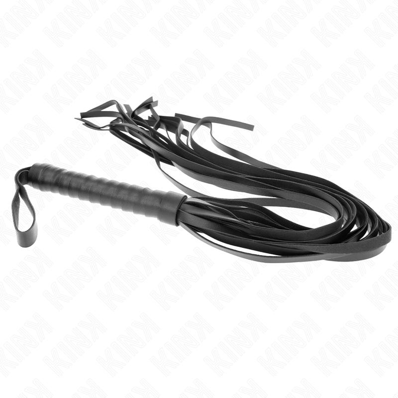 Martinet de discipline en cuir noir a lanieres souples et manche a dragonne, pose sur fond blanc, accessoire de flagellation pour la discipline BDSM.