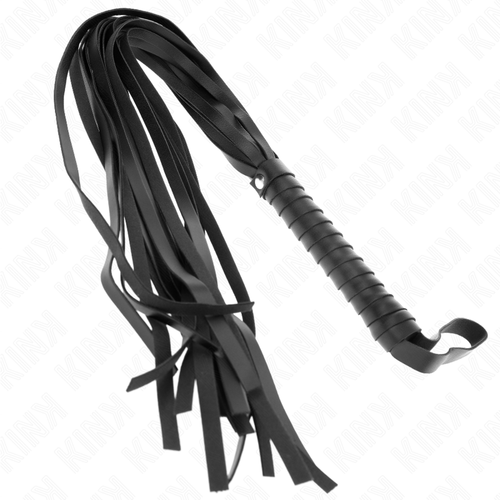 Martinet de discipline en cuir noir a longues lanieres souples et manche torsade, pose sur fond blanc, accessoire de flagellation pour jeux de domination.