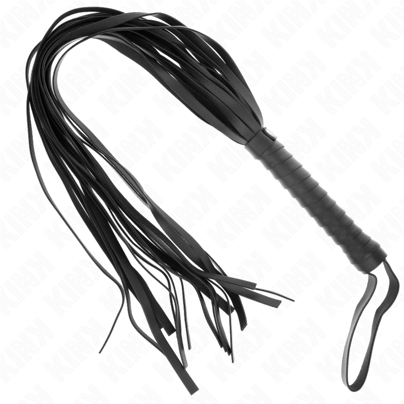 Martinet de discipline en cuir noir a longues lanieres souples et manche a dragonne, pose a plat sur fond blanc, accessoire de flagellation BDSM.
