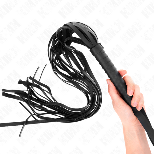 Martinet de discipline en cuir noir a multiples lanieres tenu par le manche dans une main, accessoire d'impact pour la discipline et la soumission BDSM.