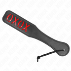Paddle de fessée en cuir noir au message XOXO rouge en relief vu de face, surface large et plate, accessoire de discipline marqué pour les jeux de domination.