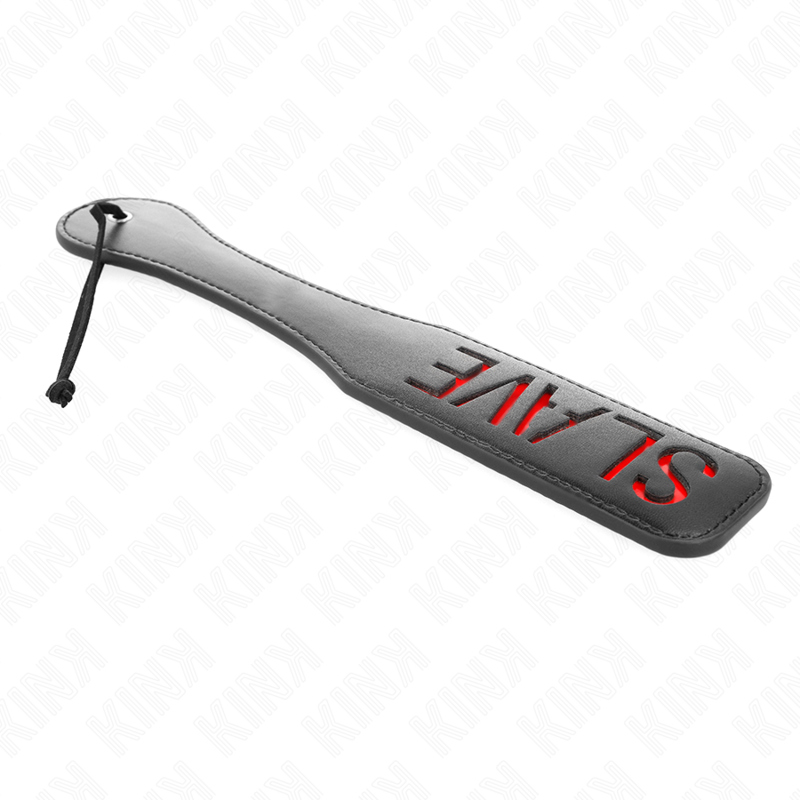 Paddle de fessée en cuir noir au message SLAVE rouge vu de côté avec dragonne, surface arrondie, accessoire de discipline pour les jeux de domination à deux.