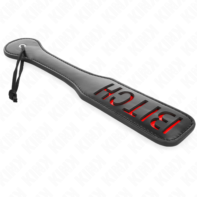 Paddle de fessée en cuir noir gravé BITCH en rouge vu de profil avec sa dragonne, surface souple, accessoire de discipline et de jeu de rôle dominant-soumis.